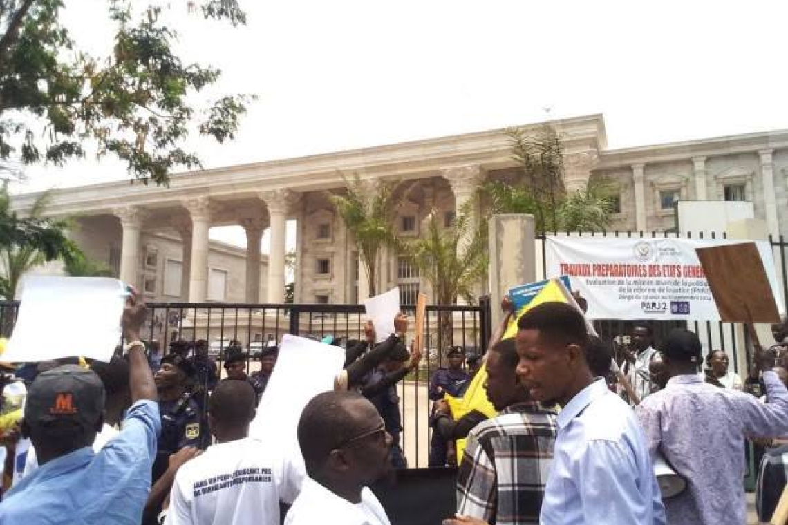 Sit-in devant le Palais de justice : Les manifestants dénoncent « les abus et dérives multiformes » du régime Tshisekedi